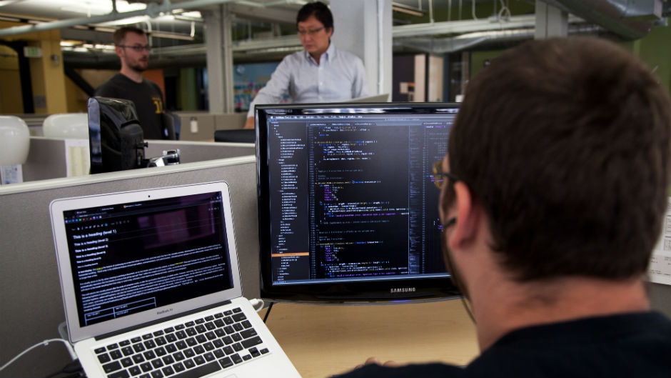 Tecnologia segue como setor que mais contrata — e nem sempre exige diploma
